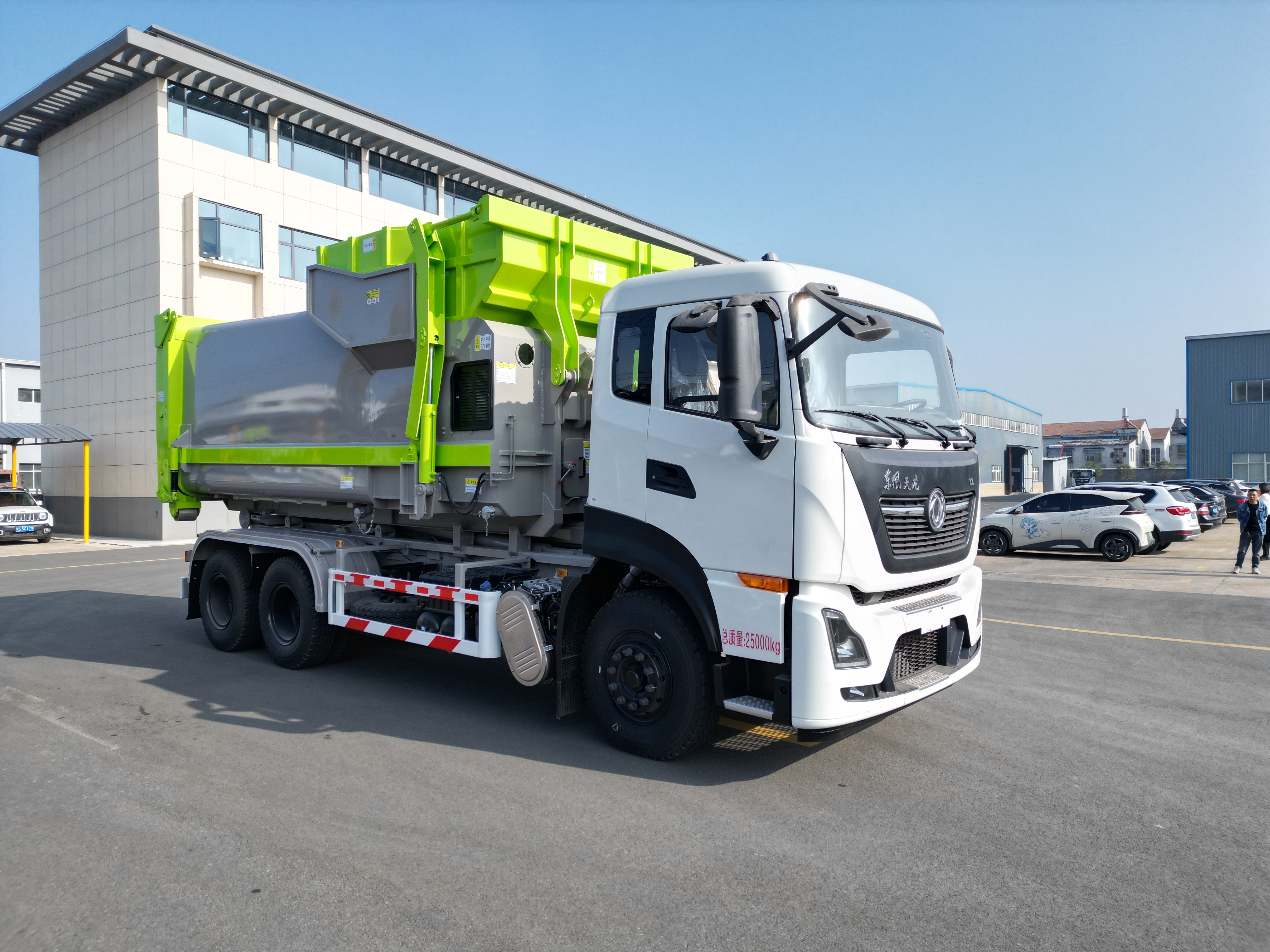 东风天龙勾臂车、18方移动压缩垃圾站批量出货啦
