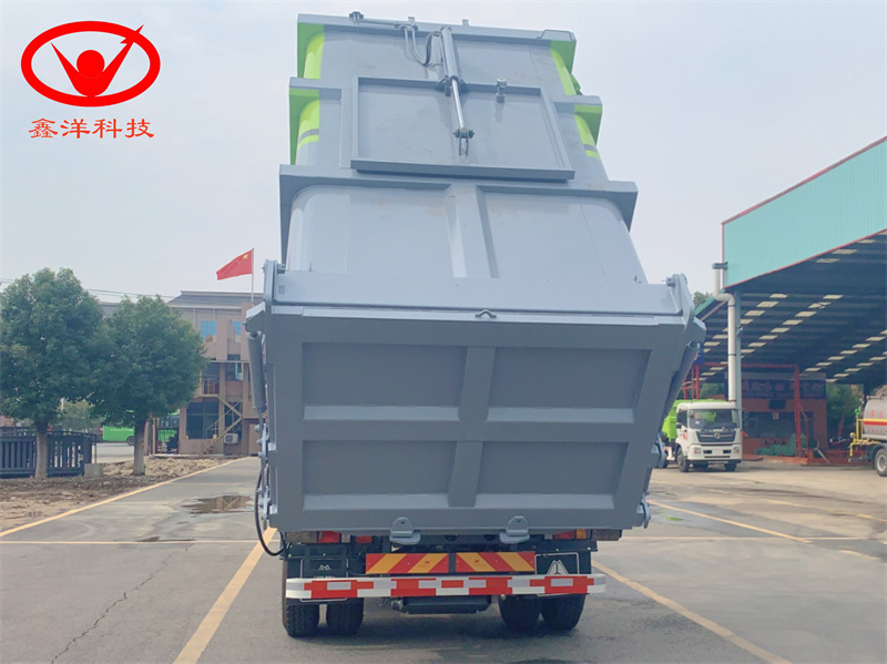 东风华神小三轴勾臂垃圾车