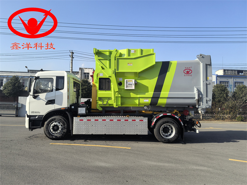 纯电动东风天锦勾臂垃圾车