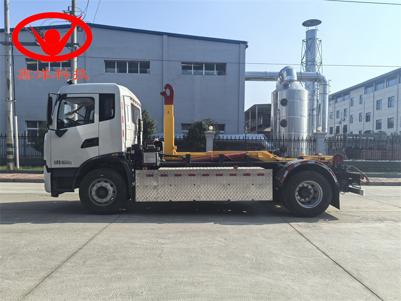 纯电动东风天锦勾臂垃圾车