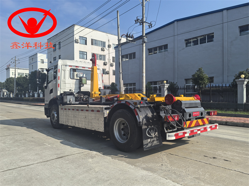 纯电动东风天锦勾臂垃圾车