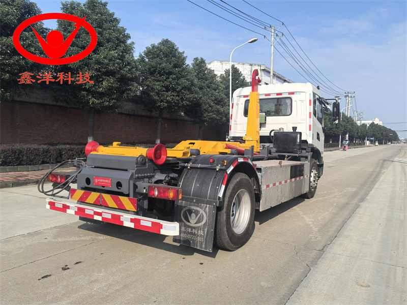 纯电动东风天锦勾臂垃圾车